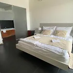 Parliament Penthouse Apartament